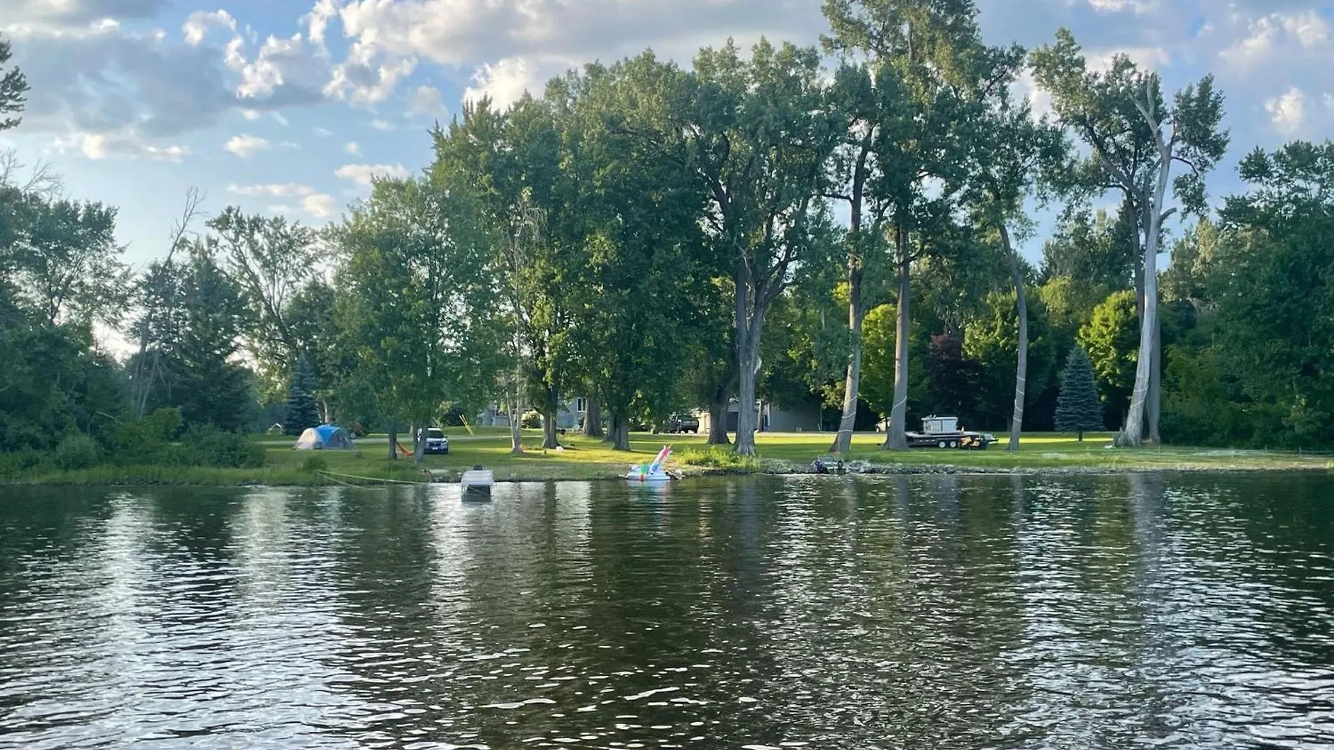 Lakefront House 25 Minutes From Downtown Ottawa-Gatineau Canada